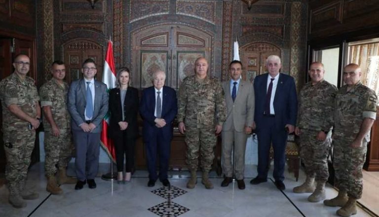 قائد الجيش يكرّم ابو غزالة