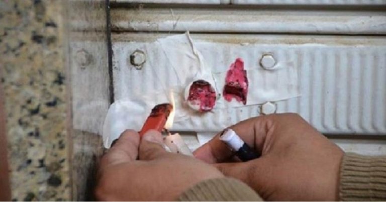 اقفال محل الشمع الاحمر الأحمر