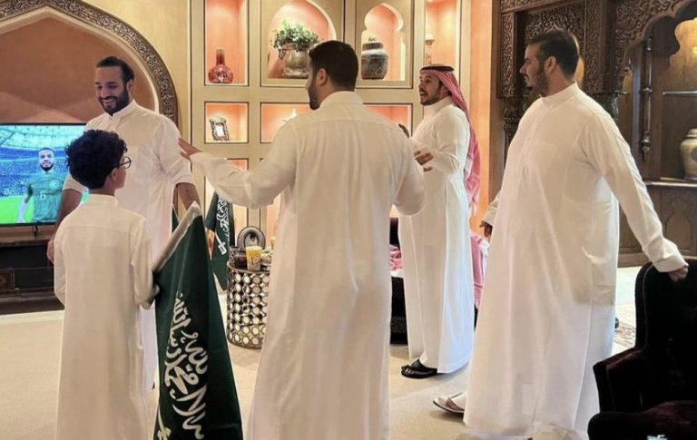 هكذا احتفل ولي العهد السعودي بفوز المنتخب
