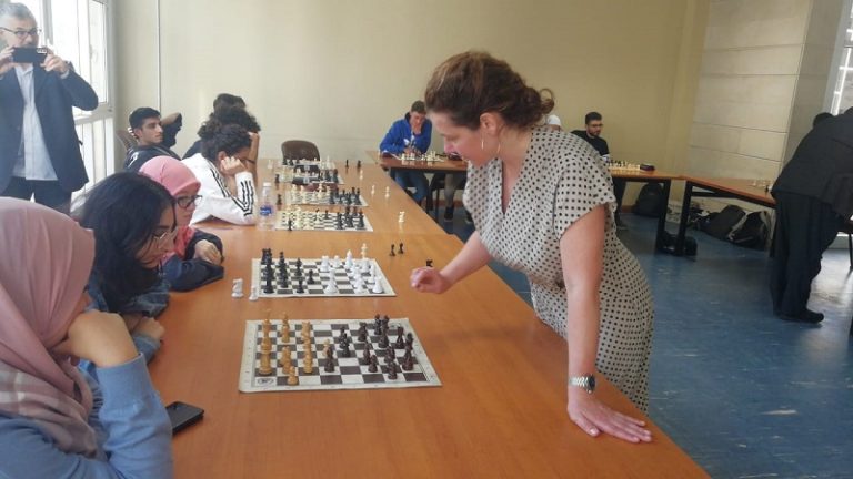 طلاب يتبارون مع نائبة رئيس الاتحاد الدولي للشطرنج
