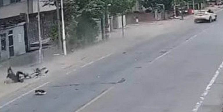 بالصور: سيارة تيسلا تفقد السيطرة وتدهس المارة