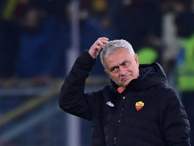 مورينيو يهاجم احد لاعبيه بقسوة