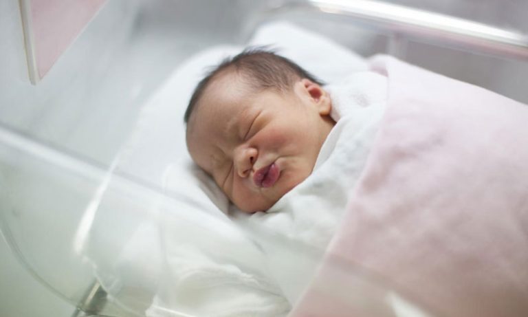 العثور على رضيعة داخل كارج سيارات في الشياح (فيديو)