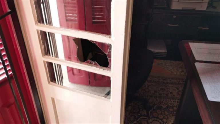 إقتحام وسرقة مدرسة رسمية!