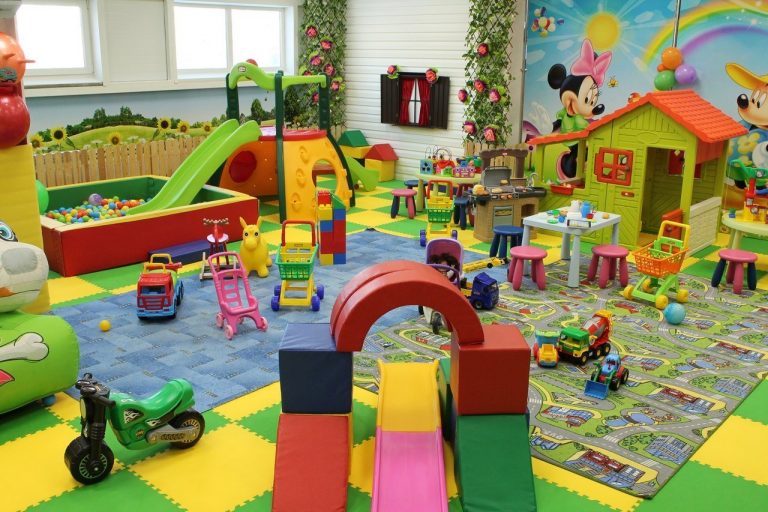 مشهد صادم.. طفل يتعرّض للضرب المبرح في الحضانة!(صورة)