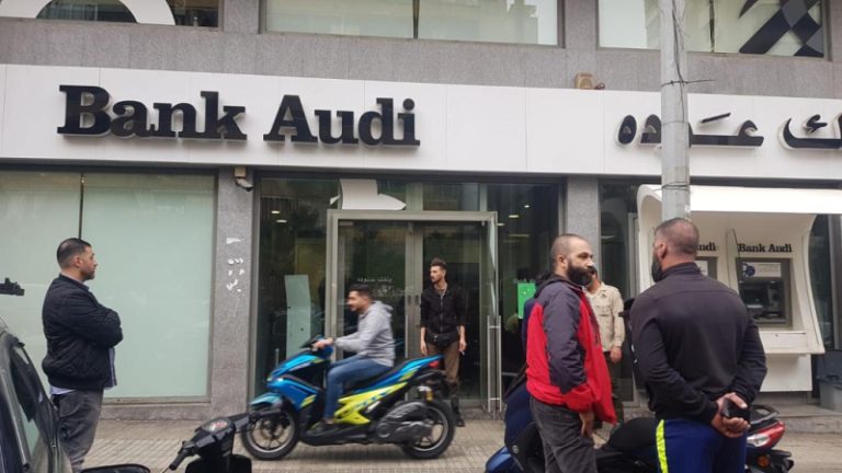 بالصور – مودعة تسعينية تعتصم في بنك عودة فرع سليم سلام للمطالبة بوديعتها!