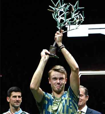 هولغر رون يهزم ديوكوفيتش ويحرز لقب دورة باريس