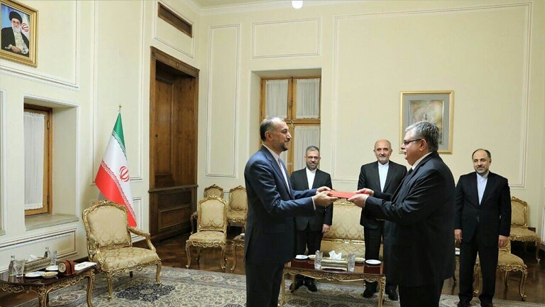 وزير الخارجية الإيراني يلتقي سفير روسيا الجديد