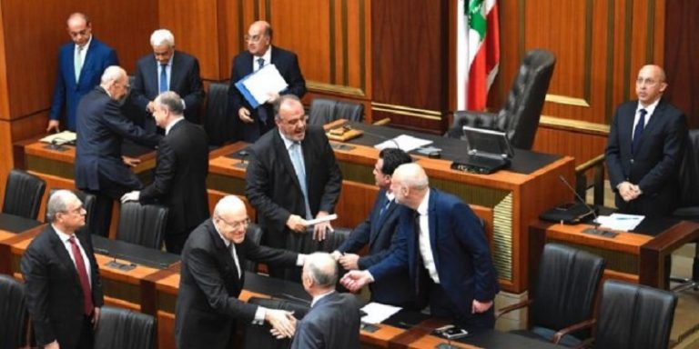 الدرع النيابي والديك والدجاجة!