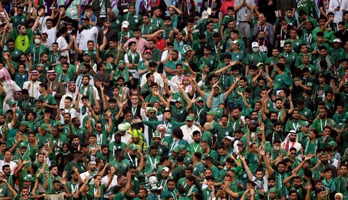 الجمهور السعوديّ يحتفل ويهتف: “ميسي وينه كسرنا عينه” (فيديو)