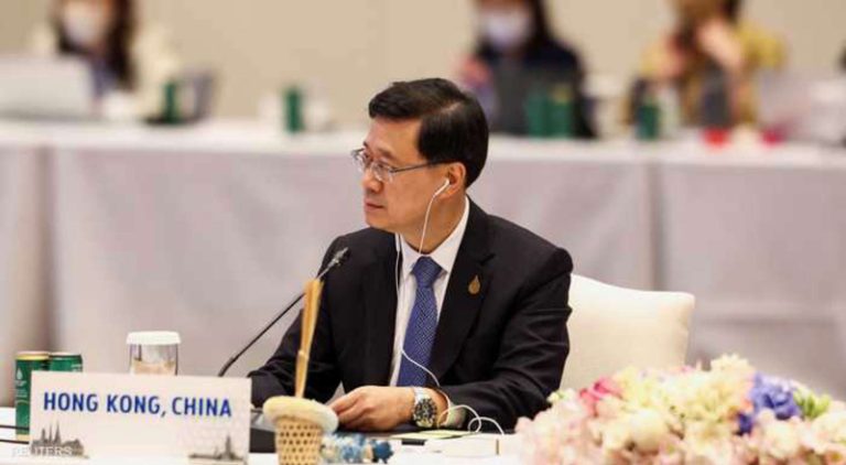 بعد عودته من قمة أبيك.. رئيس هونغ كونغ يُصاب بكورونا