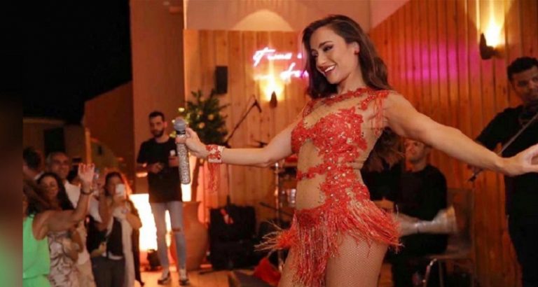 إيقاف فنانة لبنانية عن الغناء في مصر