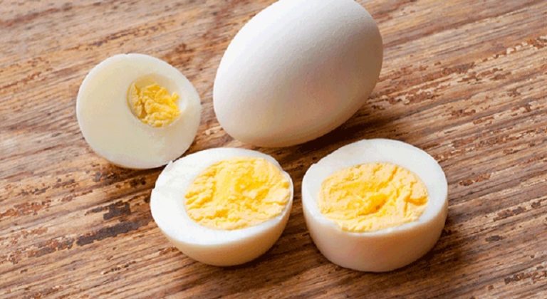 متى يفقد البيض المسلوق قيمته الغذائية؟