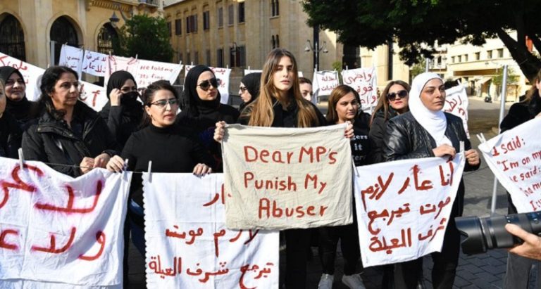 بالصور: وفقة احتجاجية لناجيات من العنف الجنسي