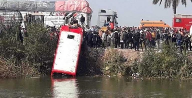مقتل 19 شخصاً إثر انقلاب حافلة بمصر