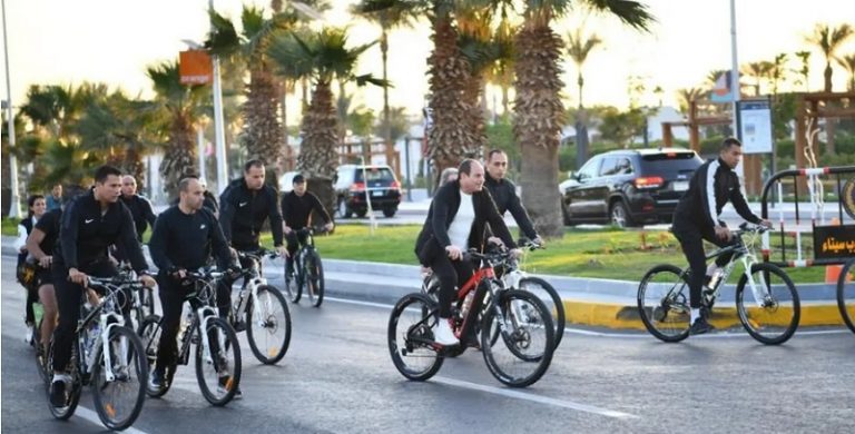 بالصور: السيسي بين الناس راكباً الدراجة