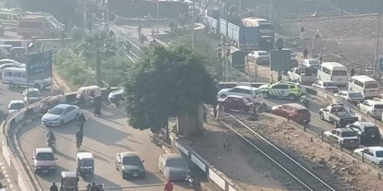 قطار يصطدم بحافلة على متنها طلاب