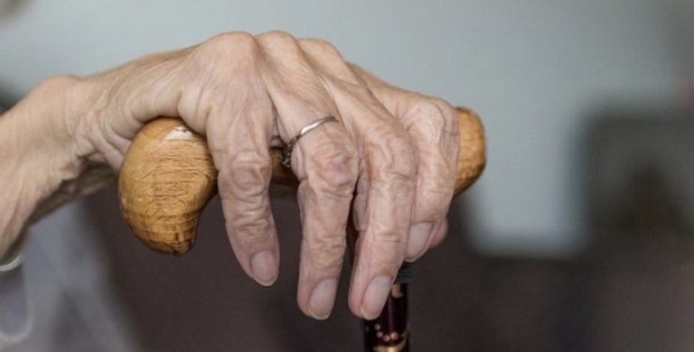 بالفيديو: ضرب والدته ذات الـ97 عامًا بآلة للفحم