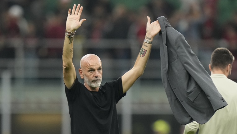 رسميا.. ميلان يجدد عقد مدربه بيولي