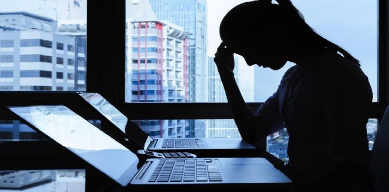 هدد طليقته بنشر صورة حميمة لها.. وهذا ما حل به!