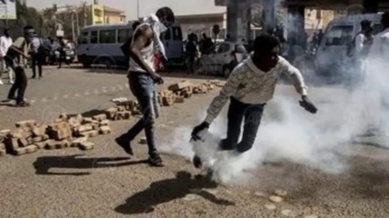 غازات مسيلة للدموع على آلاف المتظاهرين في السودان