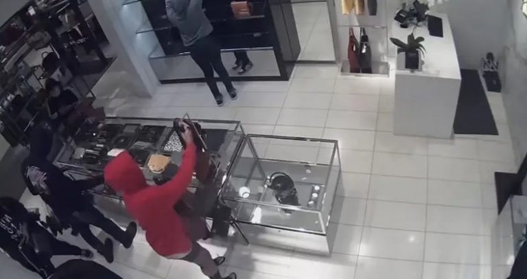 بالفيديو: عملية سرقة “هوليوودية” في 60 ثانية