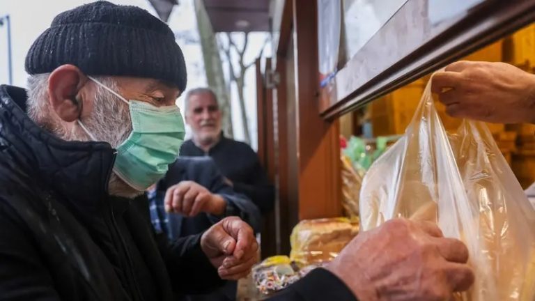 “الخبز للأغبياء”.. تركيا تعتقل نقيب الأفران بسبب تصريح جدلي!