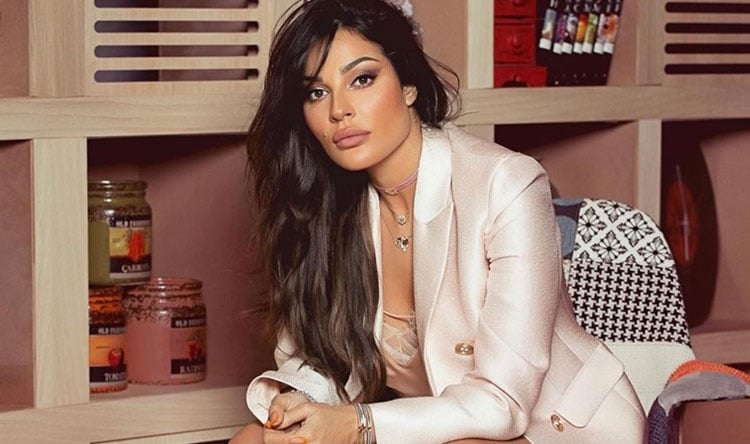 نادين نجيم ترتدي سترة مايكل جاكسون! (صور)