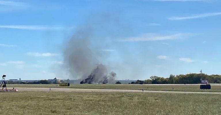 مشهد يوقف القلب.. اصطدام “مروع” لطائرتين وتحطمهما خلال عرض جوي!