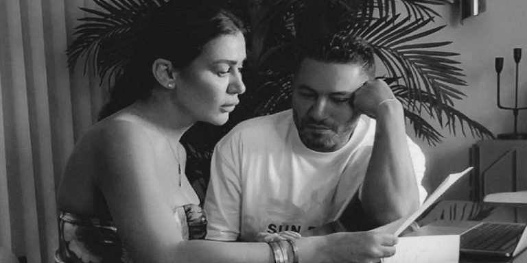 نادين الراسي تبكي متأثرة بسبب زياد برجي.. شاهدوا ماذا فعل على المسرح (فيديو)