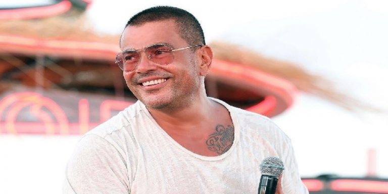 عمرو دياب يحتضن إبنته.. صورة تتصدر “التريند”