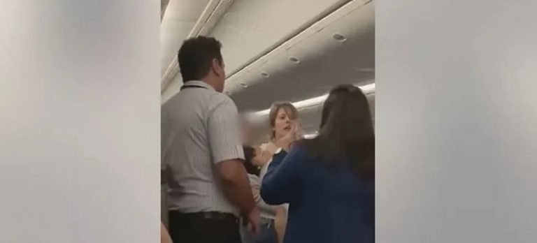 مشاجرة على متن طائرة.. والمضيفة إلى المستشفى