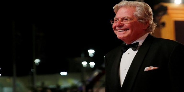 بالفيديو: حسين فهمي ينهار باكياً على الهواء بسبب فيلم!