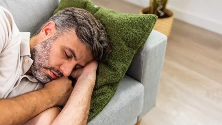 فيديو يغزو تيك توك.. “استراتيجية عسكرية” للغفو بدقيقتين