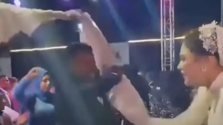 فيديو طريف ومضحك.. عريس يرقص بطريقة هستيرية بطرحة عروسه!