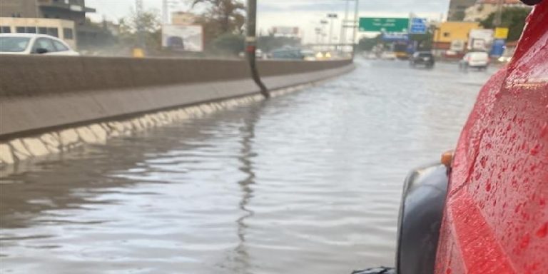 احتجاز مواطنين داخل سياراتهم في جبيل