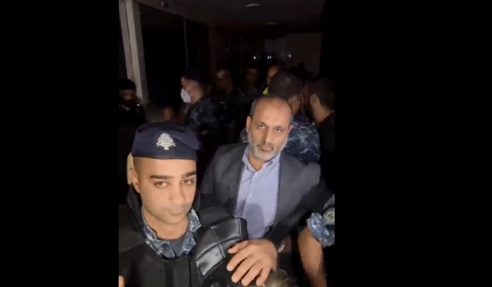 ياسين حضر الى بنك الاعتماد في الحازمية لمتابعة المفاوضات مع المودعين