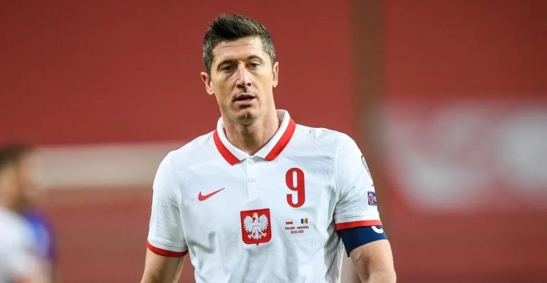 ليفاندوفسكي يزيد التكهنات حول مستقبله الدولي