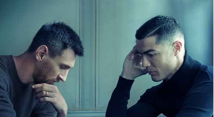 صورة لافتة تجمع ميسي ورونالدو