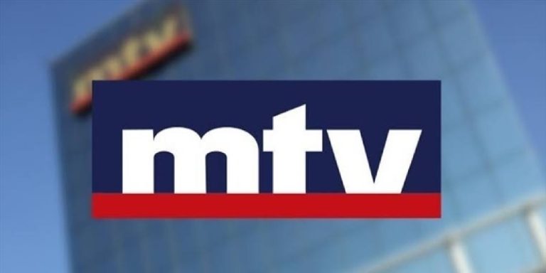 بعيداً عن السياسة.. مراسلة الـ” MTV” تغني مباشرة على الهواء! (فيديو)