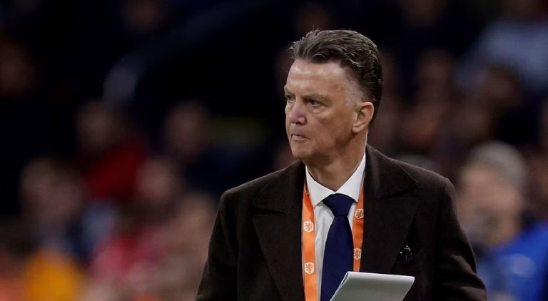 انجاز تاريخي ينتظر فان غال