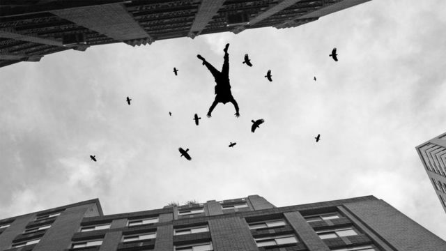 حادثة غريبة من نوعها.. حاولت الانتحار فقتلت زميلها وظلت حية!