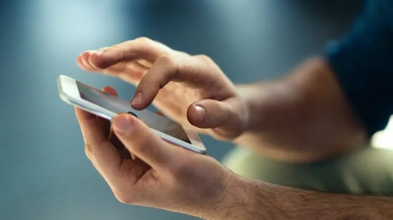 “اتكلم وآيفون يكتب”.. حيلة لتوفير الوقت!