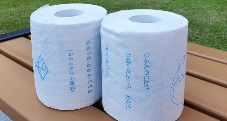 عبر ورق المراحيض.. طريقة فريدة لمكافحة الانتحار!