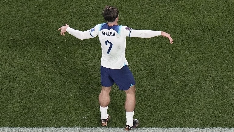 لفتة إنسانية رائعة.. نجم إنكلترا يفي بوعده لطفل ويحتفل بطريقته (فيديو)