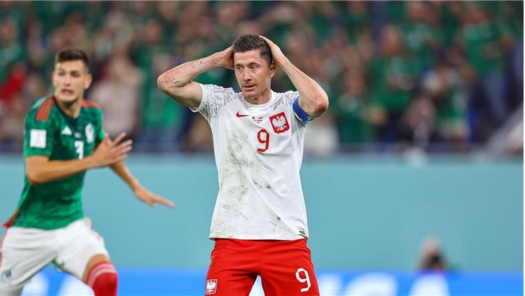 ليفاندوفسكي يعتذر لجماهير بلاده