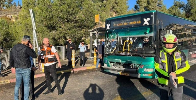 بالفيديو والصور: مقتل “إسرائيلي” وجرح آخرين بانفجارين في القدس المحتلة