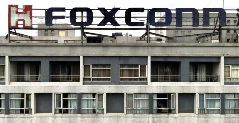 احتجاجات بأكبر مصنع لآيفون في الصين (فيديو)