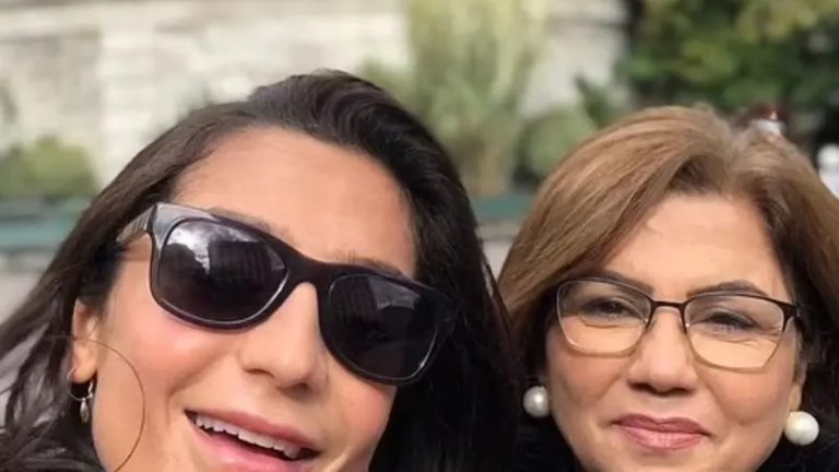 موقف صعب.. معلقة رياضية تتفاجأ بموت أمها على الهواء! (فيديو)