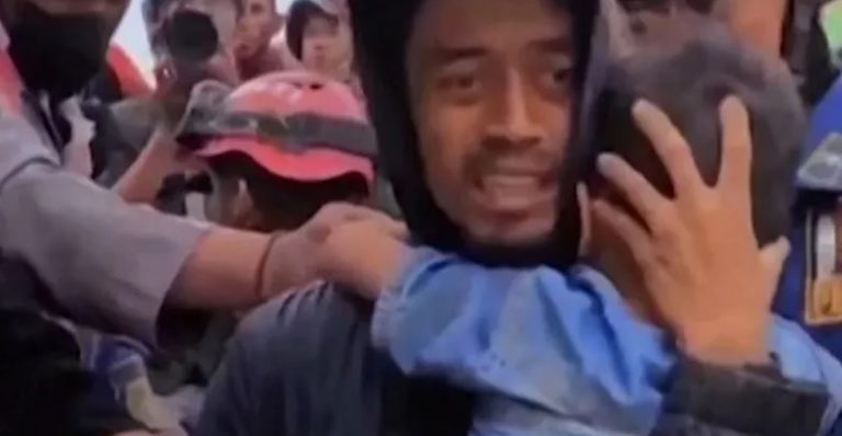 فيديو يحبس الانفاس لإنقاذ طفل.. ظلّ عالقا تحت الأنقاض لمدة يومين!